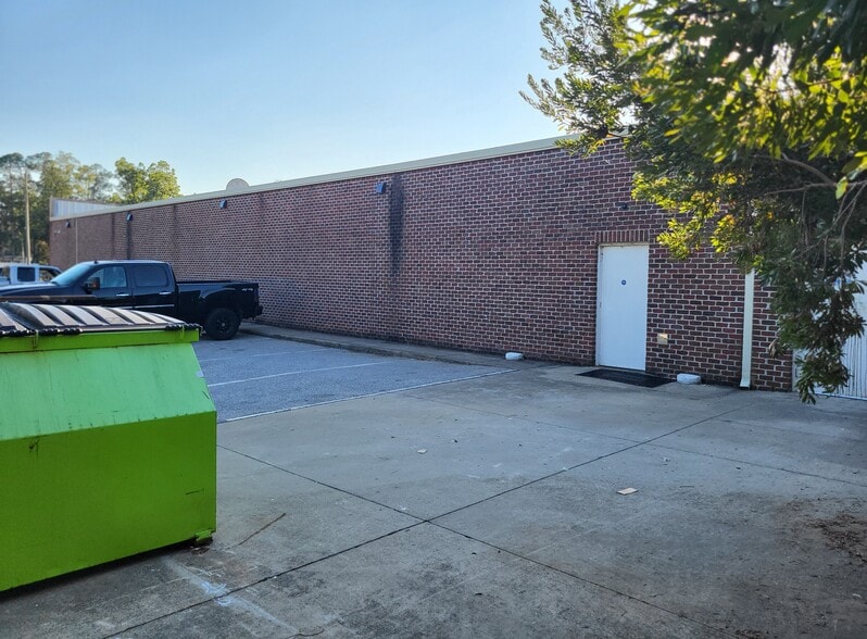 204 W Clinton St, Salemburg, NC 28385 Downtown DG with over 3M in