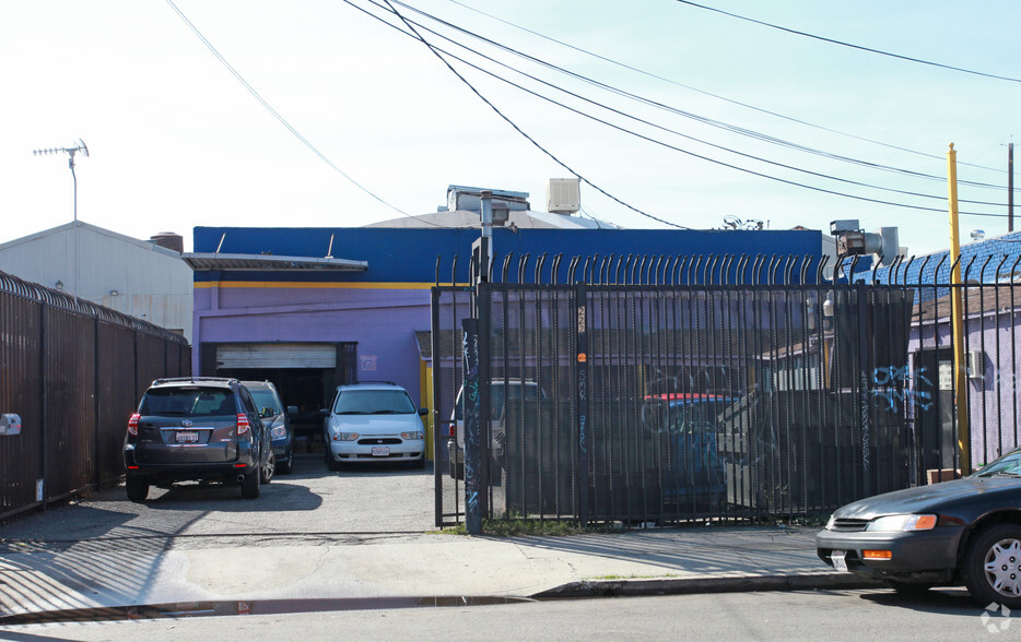 222 E 32nd St, Los Angeles, CA for lease - Building Photo - Image 2 of 4