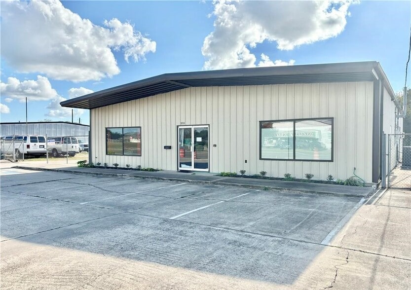 5211 John Stockbauer Dr, Victoria, TX for sale - Primary Photo - Image 1 of 1