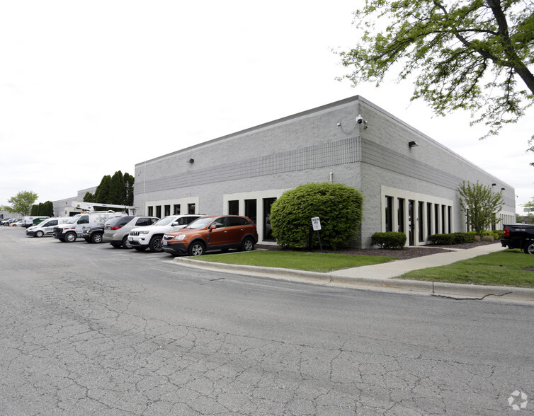 7501 S Quincy St, Willowbrook, IL for lease - Building Photo - Image 2 of 4