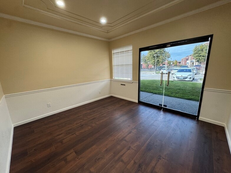 7400 Shoreline Dr, Stockton, CA for lease - Building Photo - Image 3 of 7