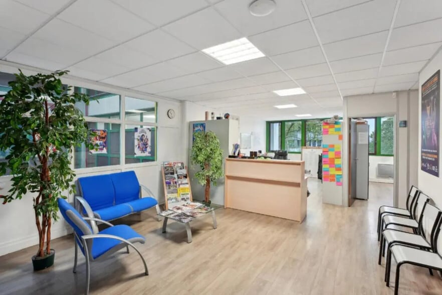 1-3 Rue Colonel Chambonnet, Bron for sale - Interior Photo - Image 1 of 15