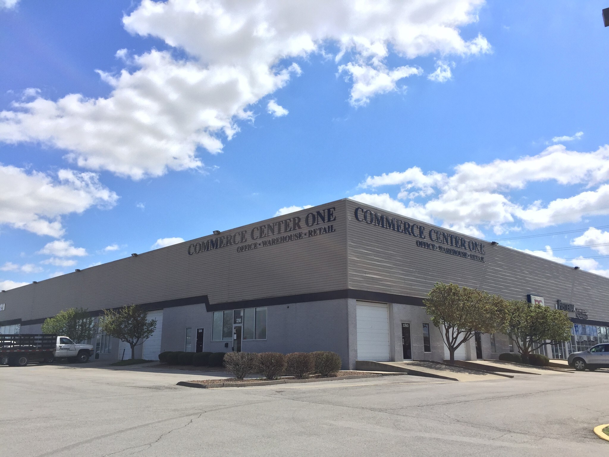 3100-3280 Commerce Center Pl, Louisville, KY for lease Building Photo- Image 1 of 4