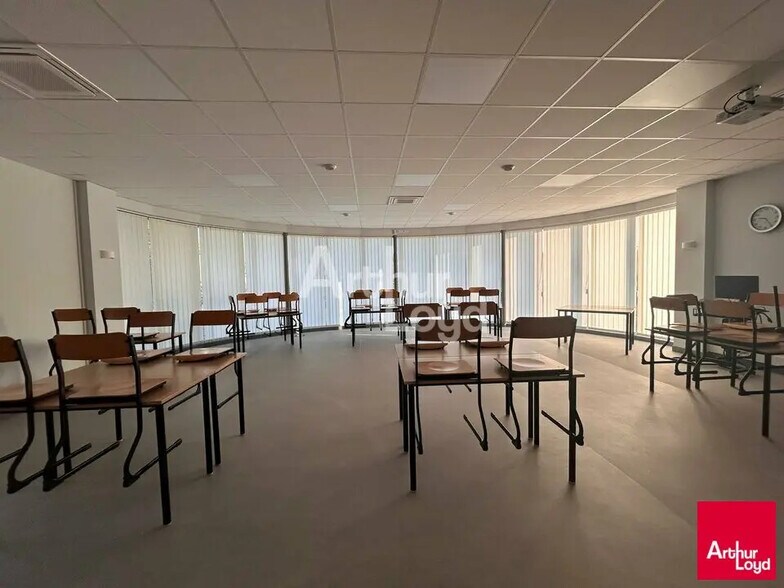 Office in La Chaussée-Saint-Victor for lease - Interior Photo - Image 2 of 3