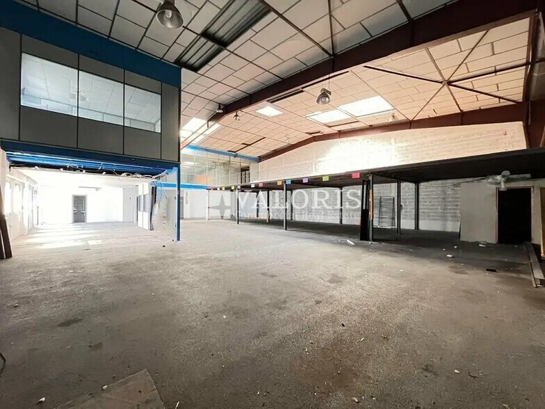 Flex in Vitrolles for lease - Interior Photo - Image 2 of 11