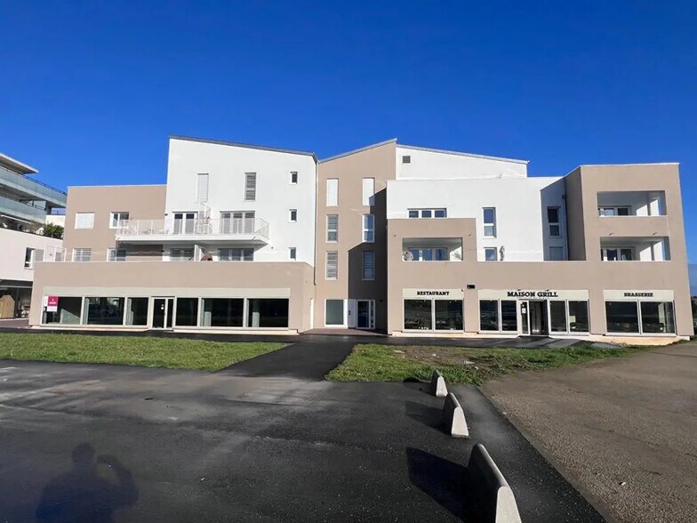 Retail in Épron for lease - Building Photo - Image 1 of 3