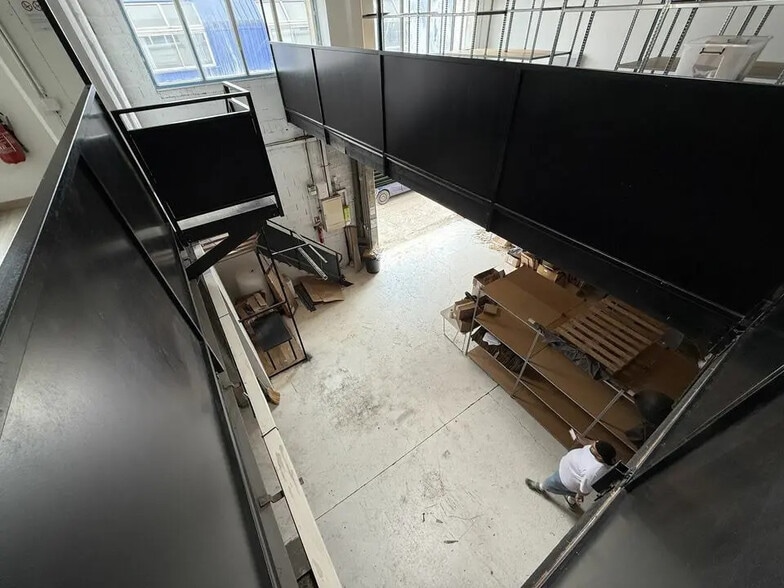 Flex in Chelles for lease - Interior Photo - Image 2 of 6