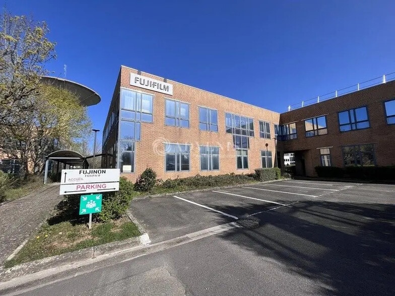 Flex in Montigny-le-Bretonneux for lease - Building Photo - Image 3 of 5