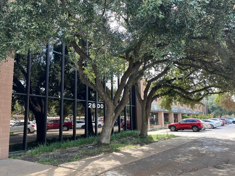 2600 N Gessner Rd, Houston, TX for lease - Building Photo - Image 3 of 6