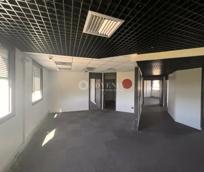 Office in Lyon for lease - Interior Photo - Image 3 of 6