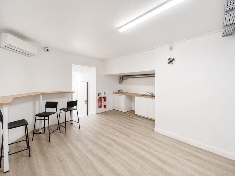Retail in Paris for lease - Building Photo - Image 3 of 6