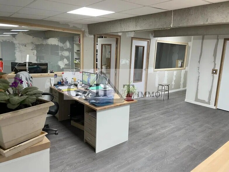 Office in Boissy-Saint-Léger for lease - Interior Photo - Image 2 of 2