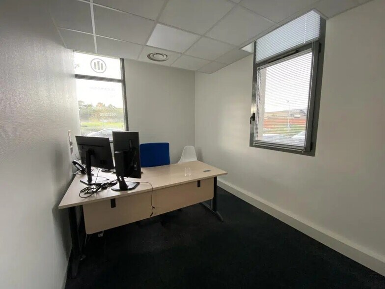 Office in Saint-Grégoire for lease - Interior Photo - Image 3 of 6