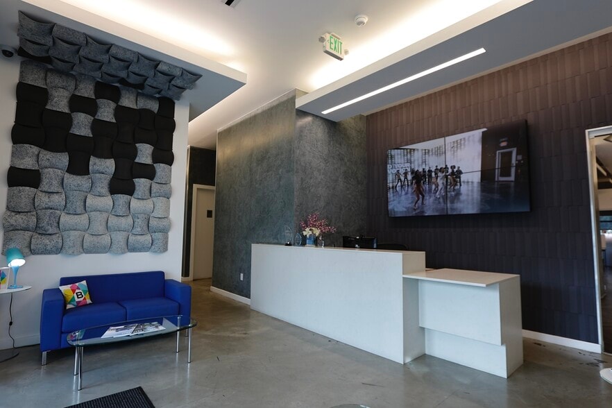 3850-3860 N Powerline Road portfolio of 2 properties for sale on LoopNet.com - Lobby - Image 3 of 22