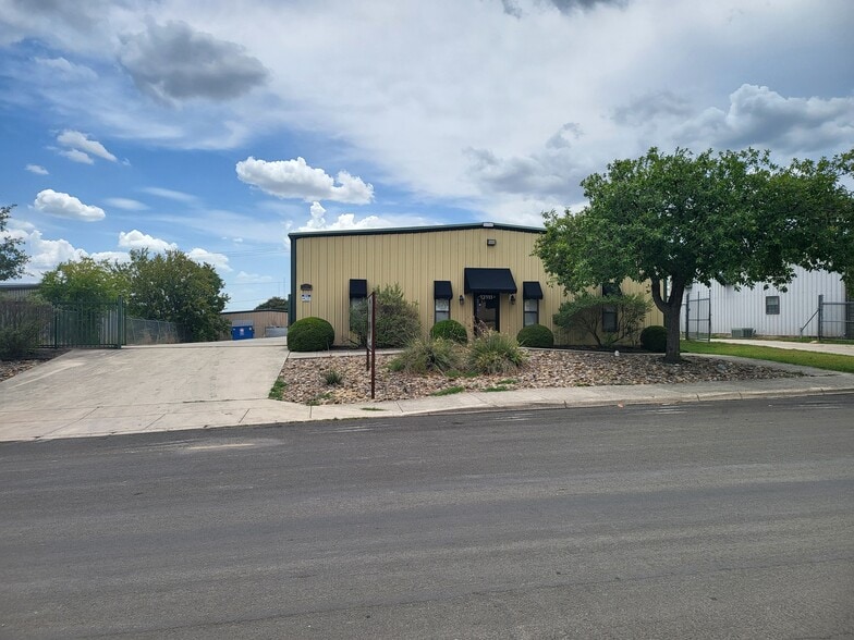 13111 Lookout Run, San Antonio, TX for lease - Building Photo - Image 1 of 4