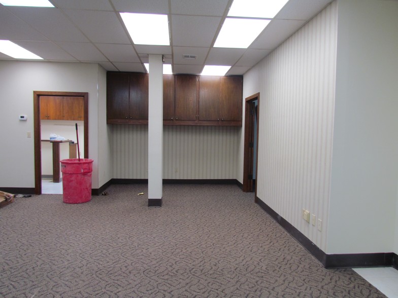 21 NW 44th St, Lawton, OK for lease - Interior Photo - Image 3 of 8