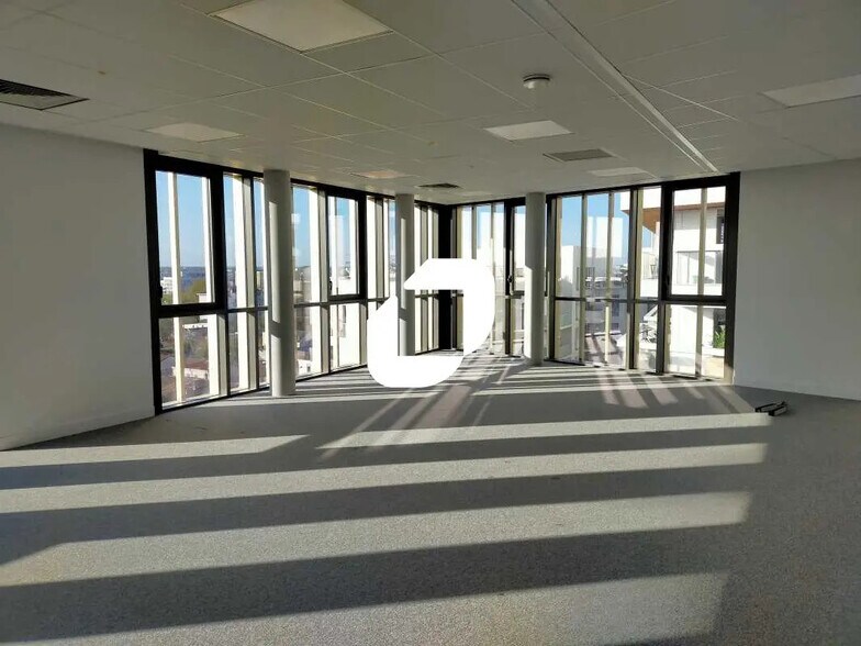 Office in Bordeaux for lease - Interior Photo - Image 2 of 8