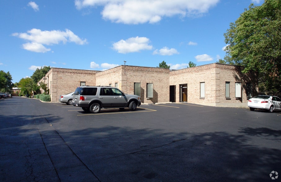 307 S Milwaukee Ave, Wheeling, IL 60090 Brittany Court