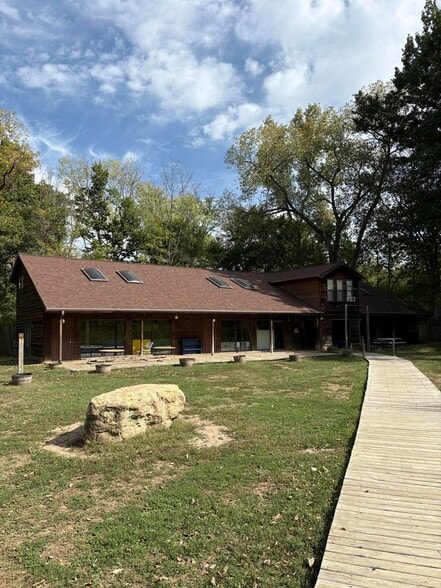 2505 E Walnut St, Columbia, MO for lease - Building Photo - Image 2 of 11