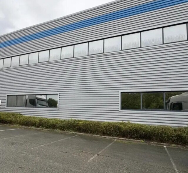 Flex in Taverny for lease - Building Photo - Image 2 of 7