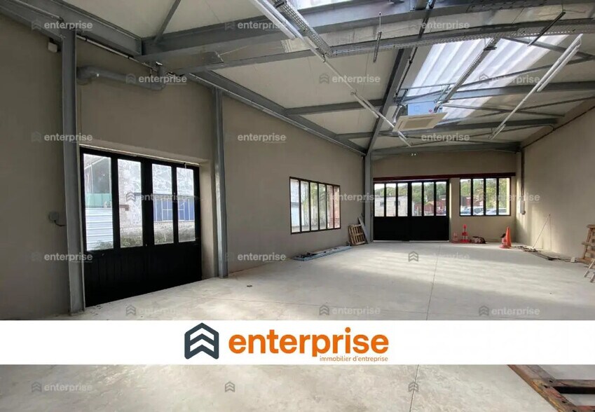 Flex in Asnières-sur-Oise for lease - Interior Photo - Image 1 of 1