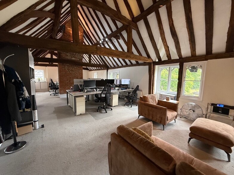 10-12 The Broadway, Beaconsfield for lease - Building Photo - Image 3 of 8