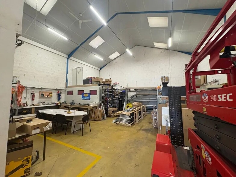 Flex in Nantes for lease - Interior Photo - Image 2 of 8