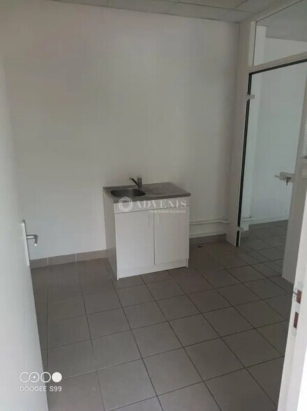 Office in  for lease - Interior Photo - Image 3 of 4