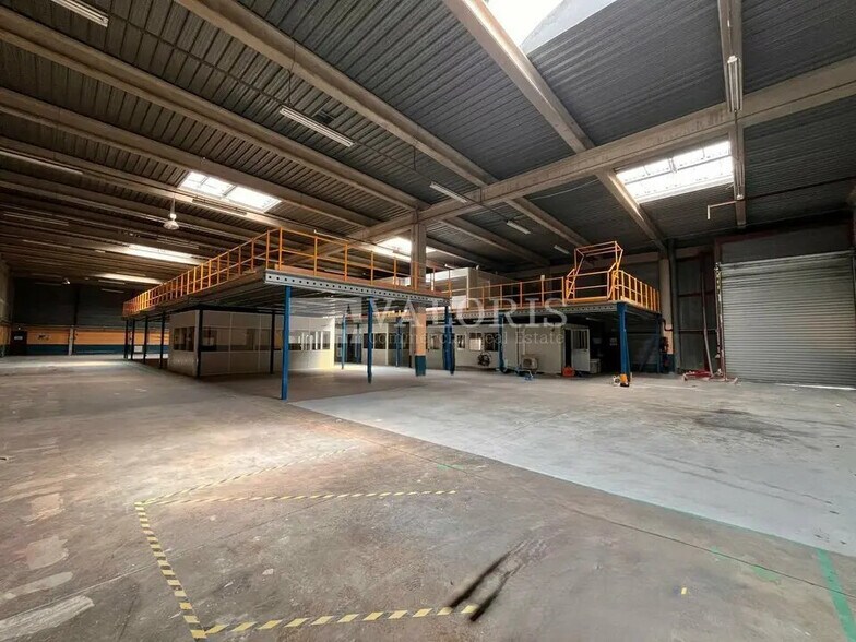 Industrial in Vitrolles for lease - Building Photo - Image 1 of 10