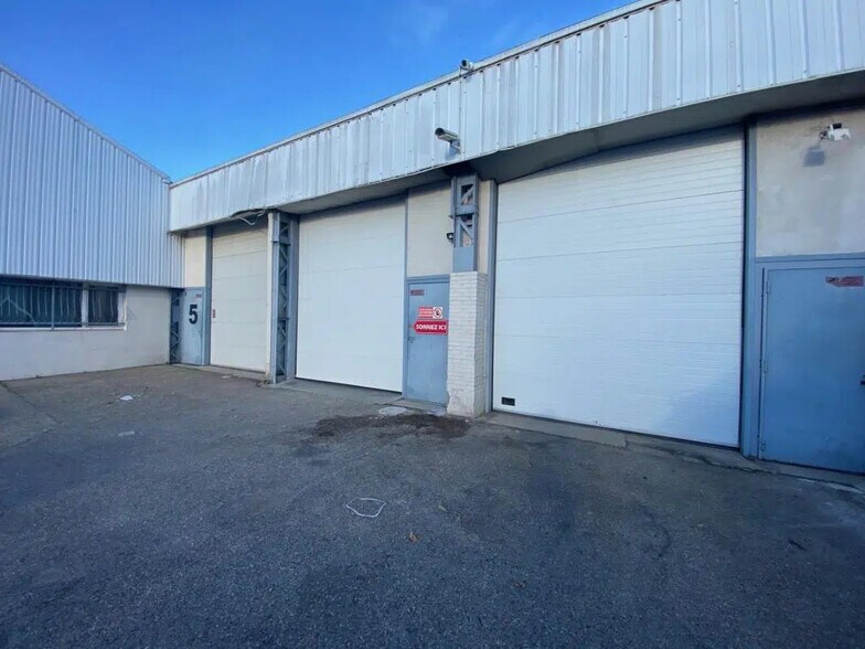 Flex in Vénissieux for lease - Building Photo - Image 1 of 15
