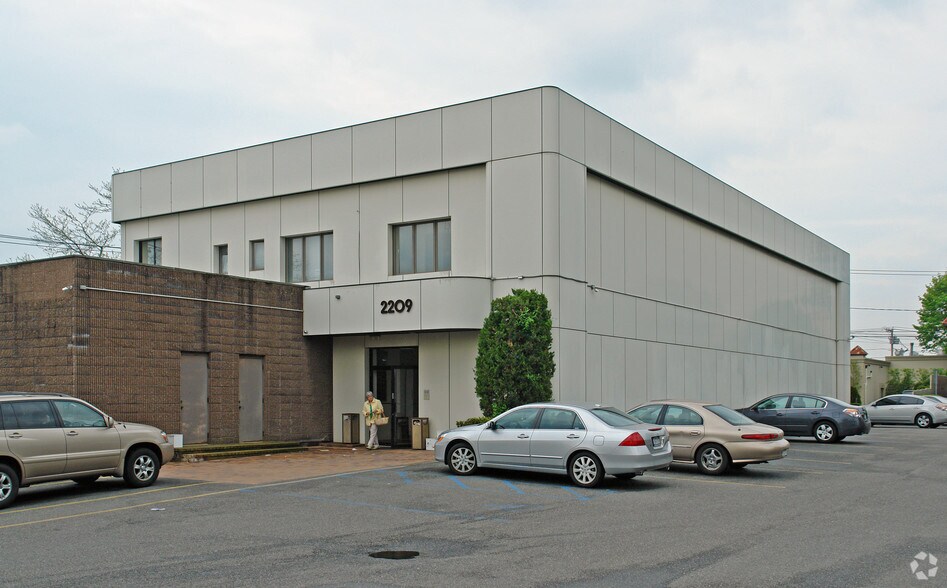 2201-2211 Merrick Rd, Merrick, NY for lease - Building Photo - Image 1 of 16