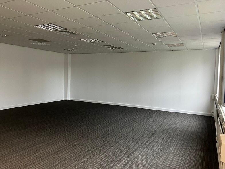 Avro Way, Manchester for lease - Building Photo - Image 3 of 11
