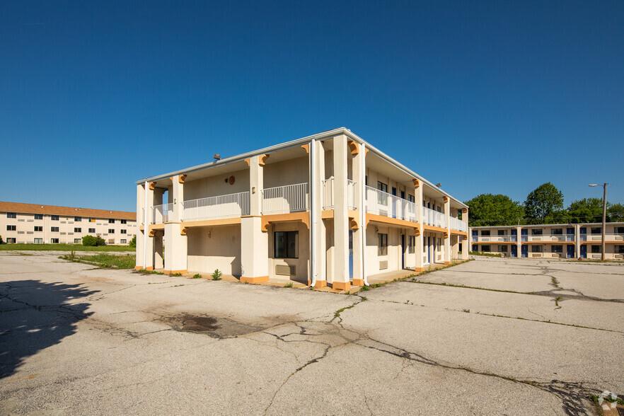 3657 Pennridge Dr, Bridgeton, MO for sale - Primary Photo - Image 1 of 1