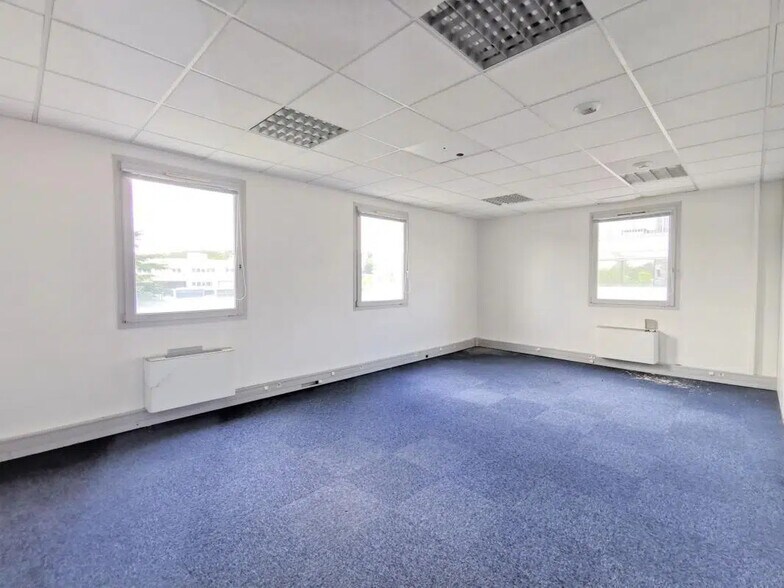 13 Rue Edison, Bron for sale - Interior Photo - Image 2 of 6