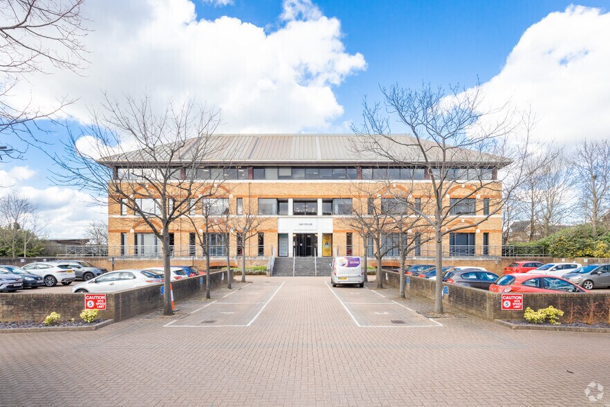 Reeds Cres, Watford for lease - Primary Photo - Image 1 of 32