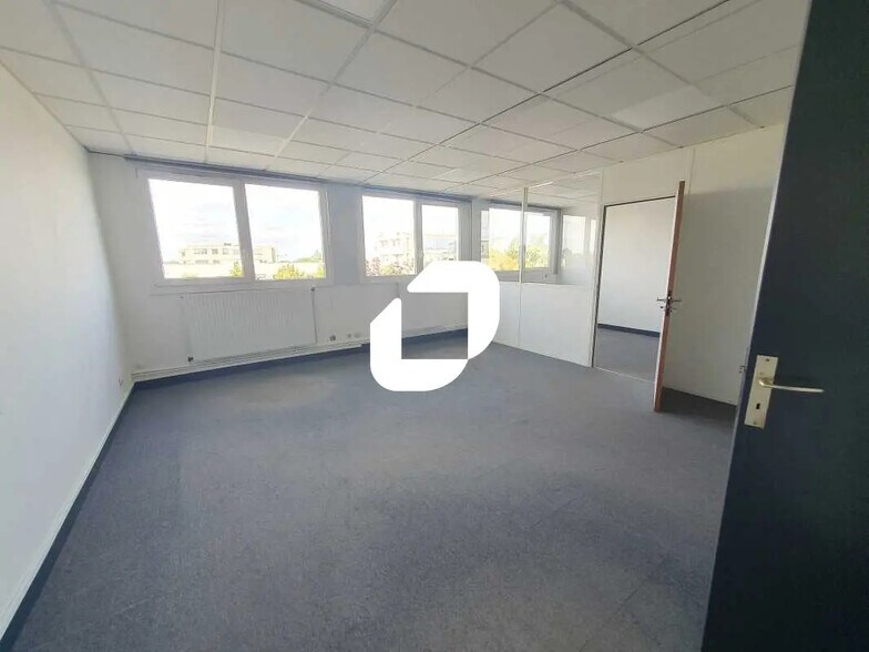Office in Chatou for lease - Building Photo - Image 3 of 8