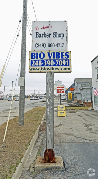 7669 Highland Rd, Waterford, MI for sale - Building Photo - Image 2 of 5
