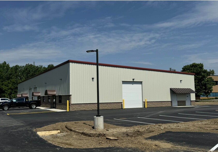 2 Lear Jet Lane, Latham, NY for lease - Building Photo - Image 3 of 16