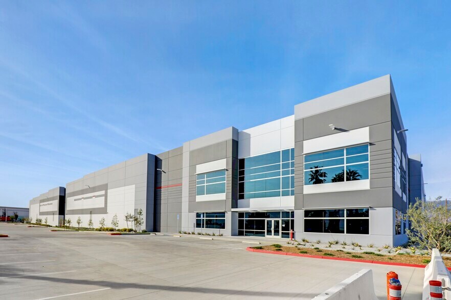 752 N Tippecanoe Ave, San Bernardino, CA for lease - Building Photo - Image 3 of 6