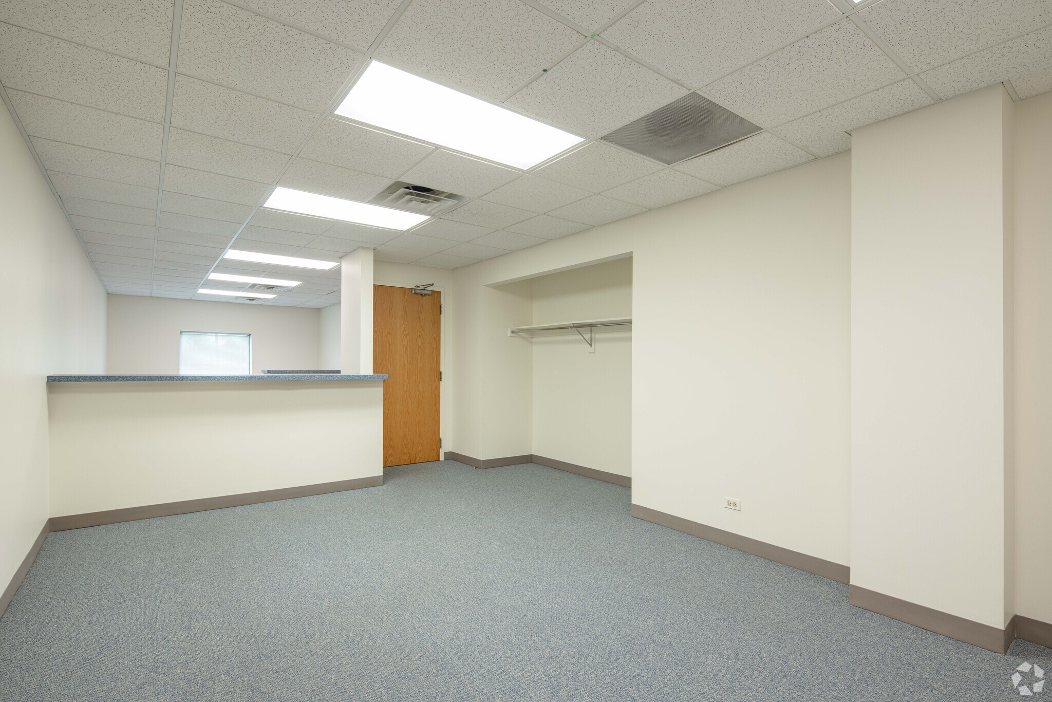 150 W Half Day Rd, Buffalo Grove, IL for lease Interior Photo- Image 1 of 3