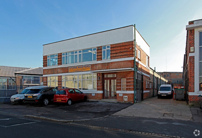 8 Aintree Rd, Greenford, UB6 7LA