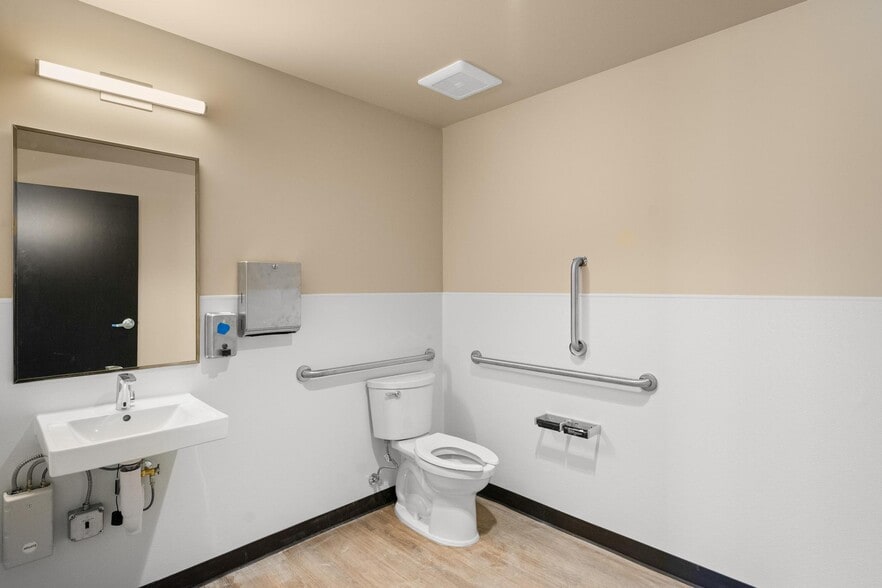 SouthGate portfolio of 2 properties for sale on LoopNet.com - Building Photo - Image 3 of 21