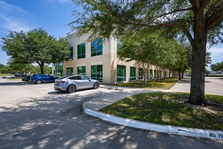 13500 Heritage Pky, Fort Worth, TX for lease - Building Photo - Image 2 of 31