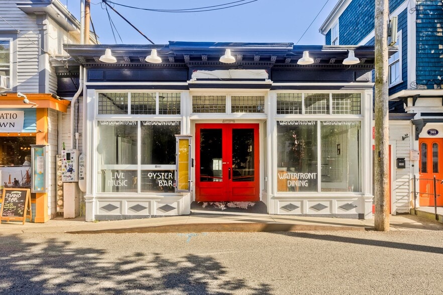 265 Commercial St, Provincetown, MA for sale - Primary Photo - Image 1 of 59