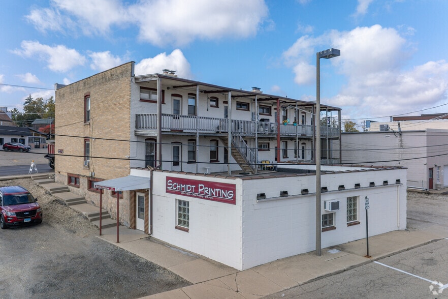 130 Washington St, Woodstock, IL for sale - Building Photo - Image 3 of 9