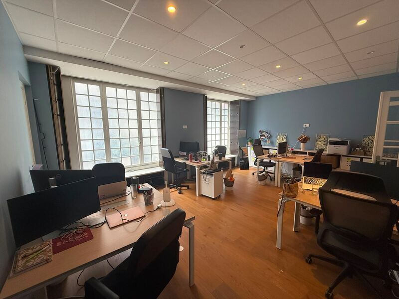Office in Paris for lease Interior Photo- Image 1 of 18