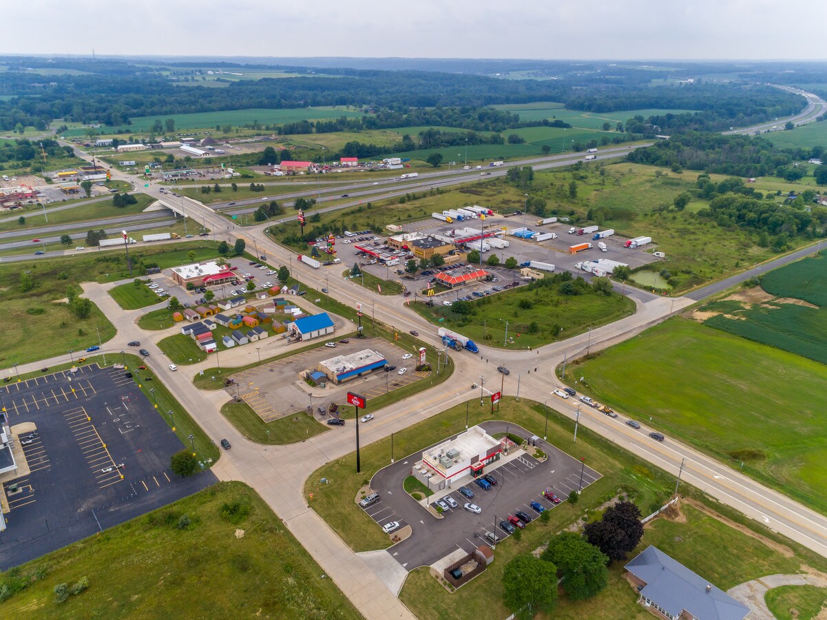 8471 Harley Dr, Burbank, OH 44214