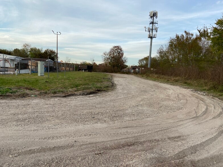 7103 Baneway Dr, Houston, TX for lease - Building Photo - Image 2 of 4