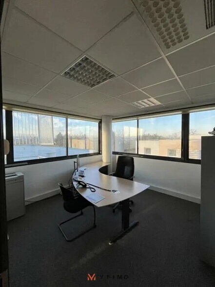 Office in Poissy for lease - Interior Photo - Image 2 of 4