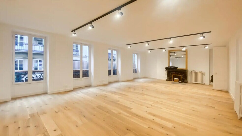 Office in Paris for lease - Building Photo - Image 1 of 5